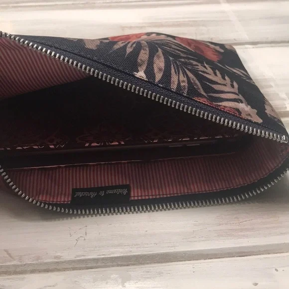 NWOT {Herschel} Clutch - Picture 8 of 8